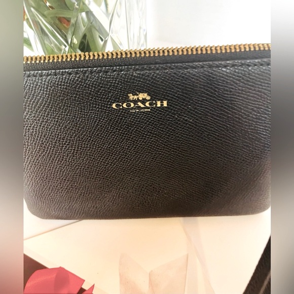 COACH Corner Zip Wristlet Wallet Crossgrain Leather Black w Brass Zipper - Picture 2 of 10